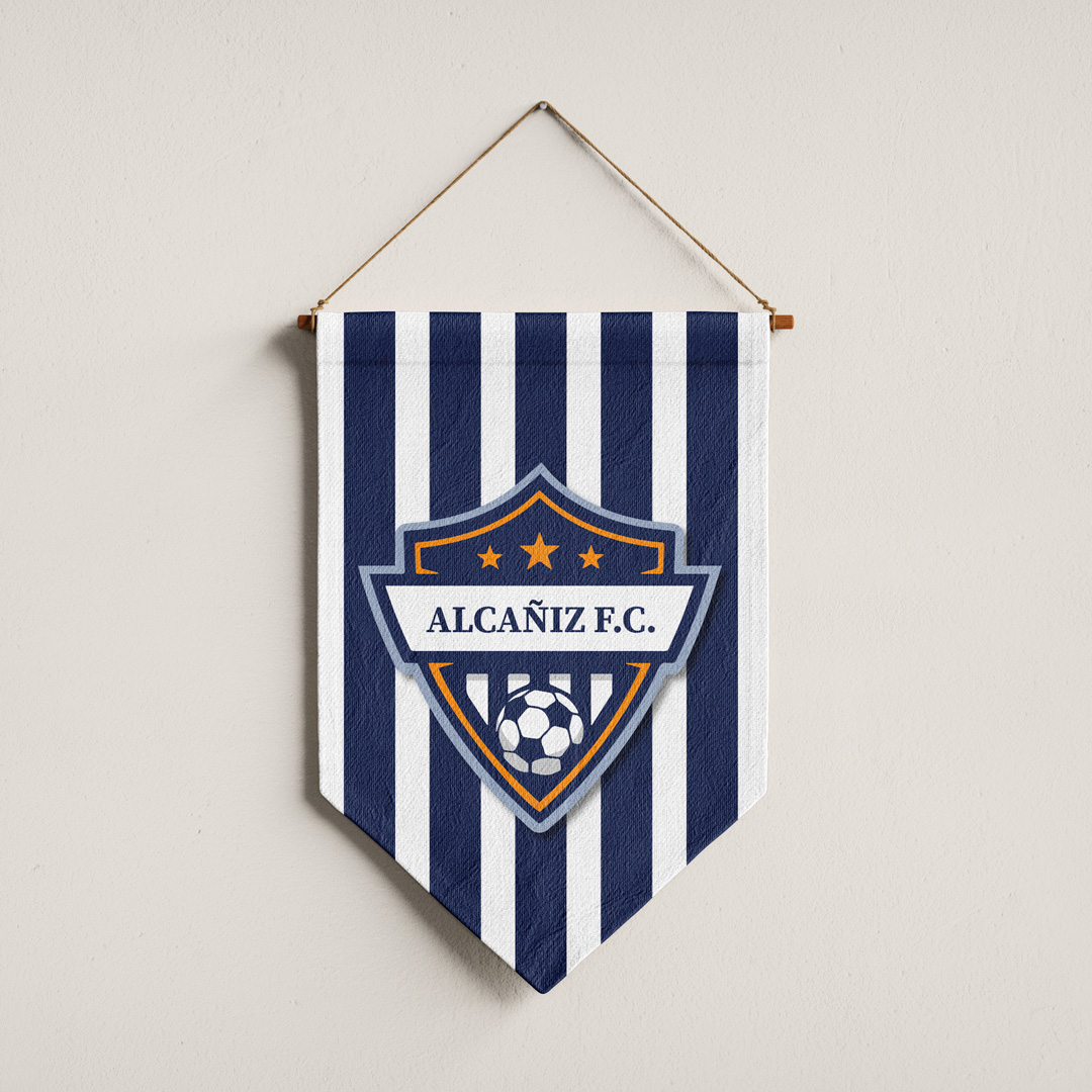 Imagen del banderín deportivo impreso a todo color con el escudo del Alzañíz sobre unas franjas verticales azules y blancas, sobre una lona con la forma del banderín deportivo.