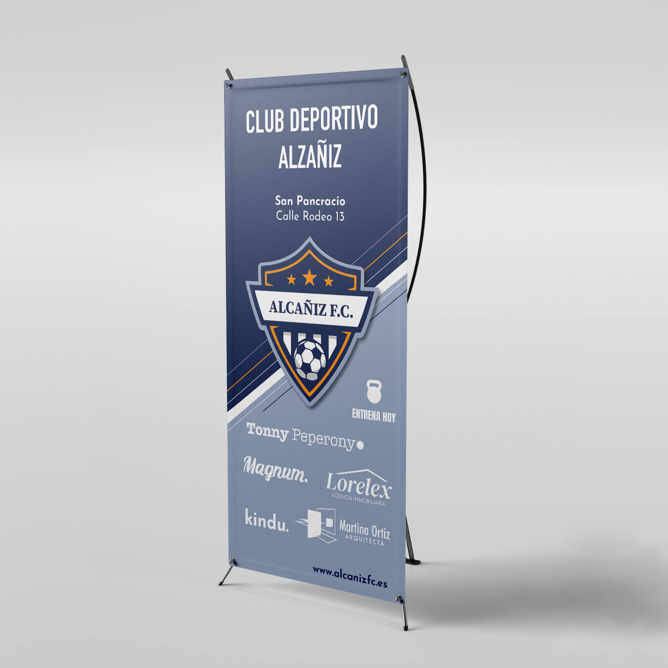 Imagen de un X-banner vertical rotulado con la información del equipo Alcañiz F.C. y sus patrocinadores.