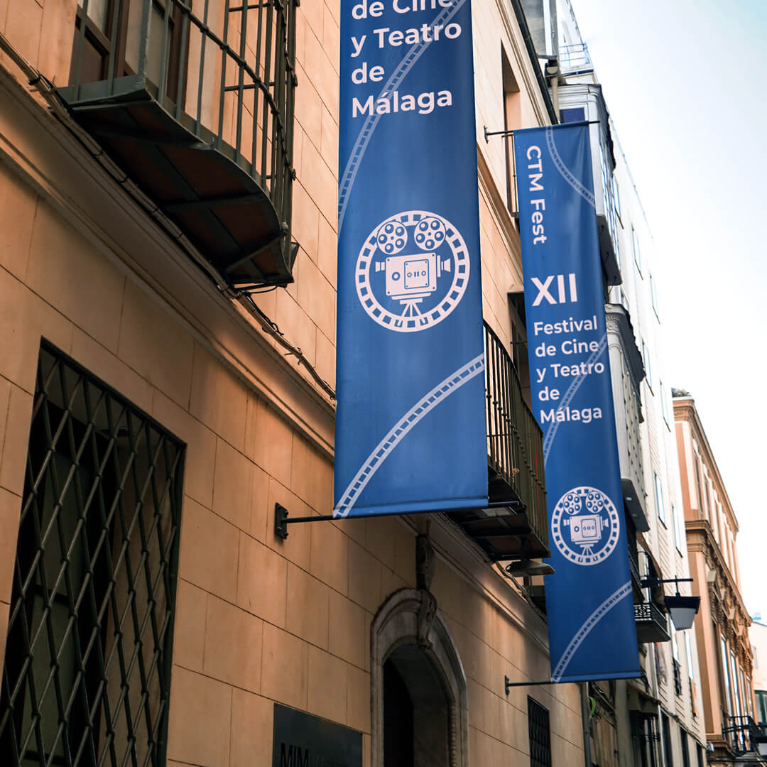 Imagen de las banderas publicitarias del XII CTM Fest, colocadas a lo alto de la pared de la calle
