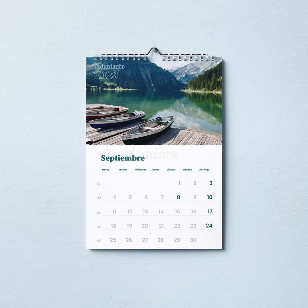 Imagen de un calendario vertical en A3 de 2023 con los meses individuales, abierto por el mes de septiembre con la imagen del paisaje de un lago y tres barquetas.