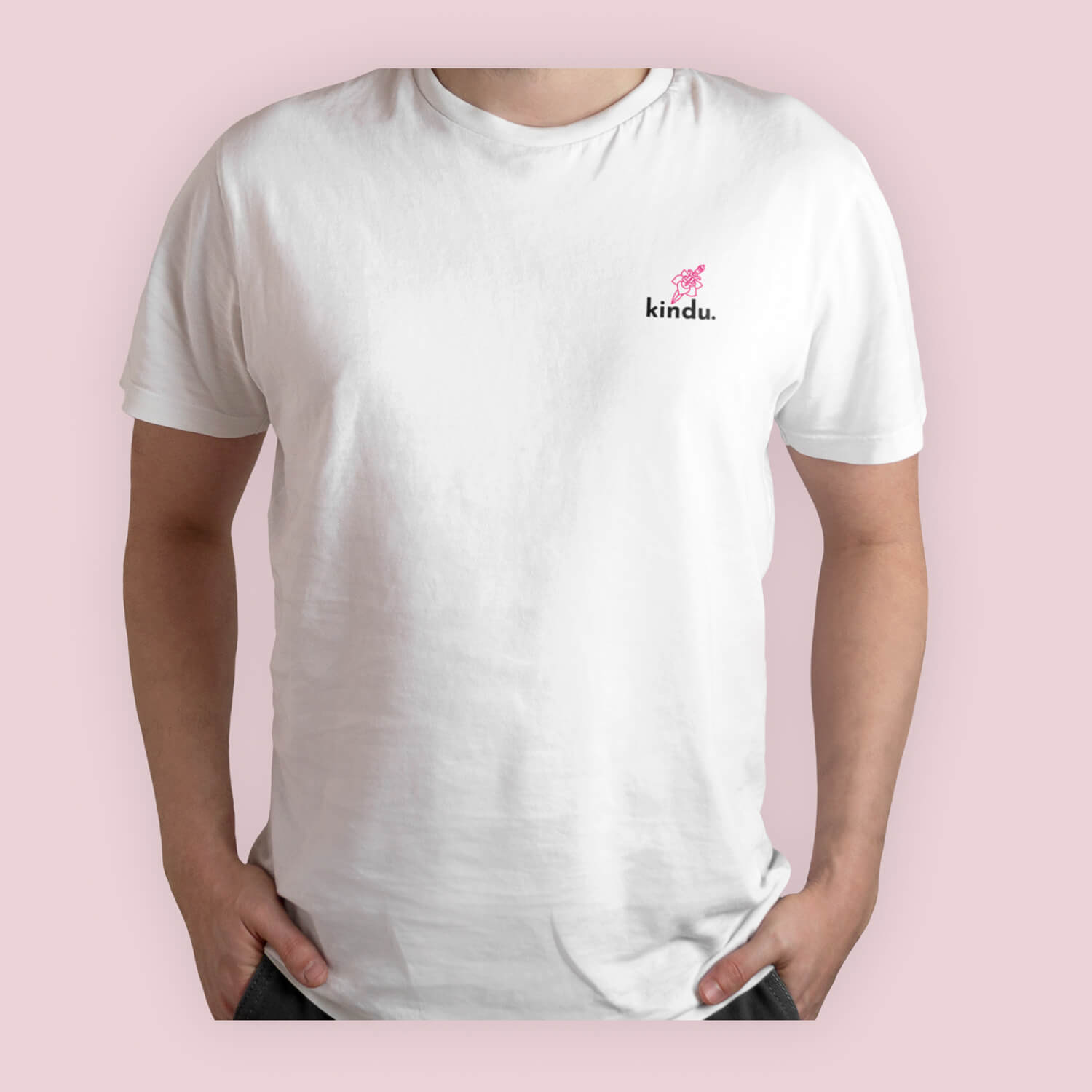 Imagen de la camiseta blanca de la tienda de ropa Kindu, rotulada en la parte delante con el logo y una rosa de estilo tattoo.