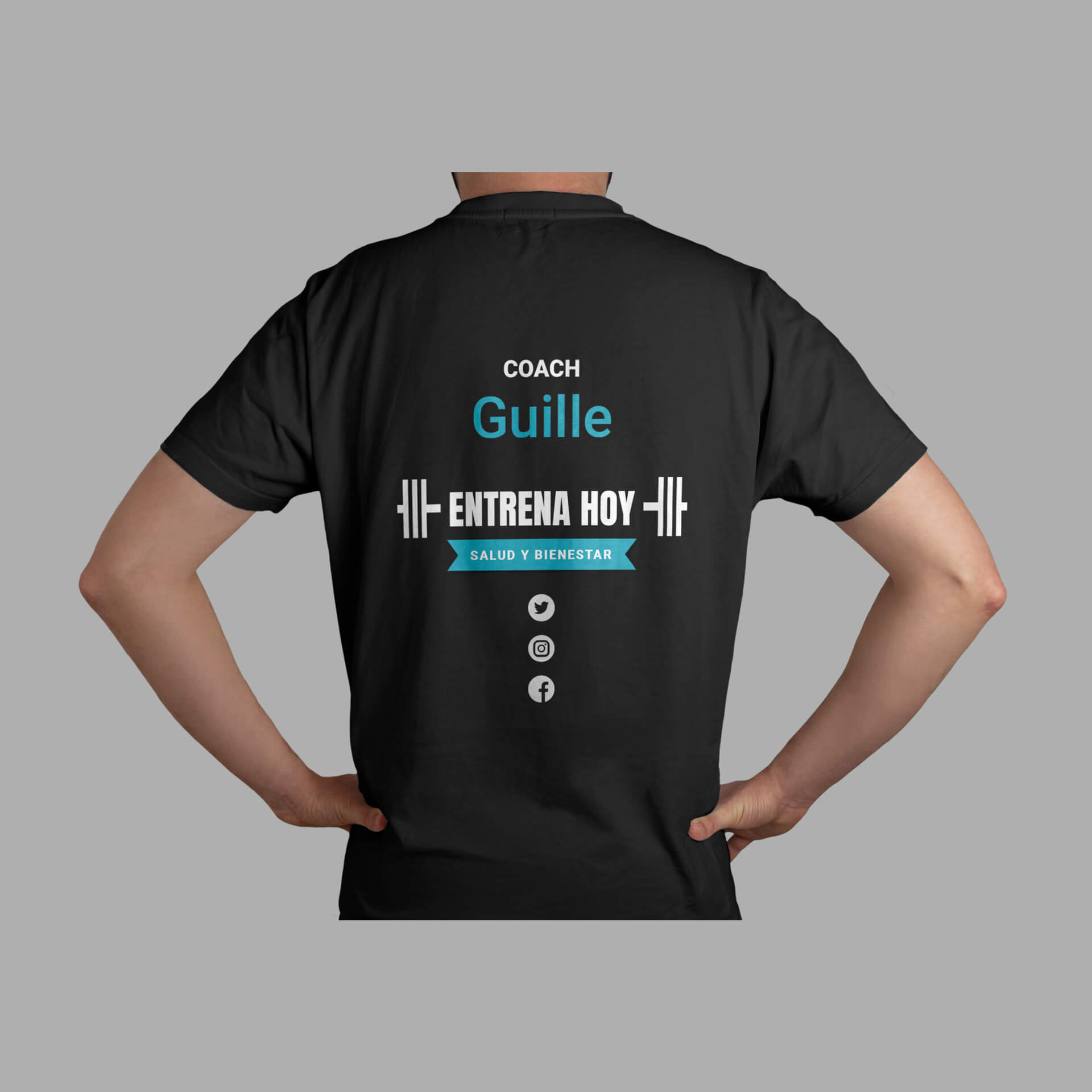 Imagen de la camiseta del gimnasio Entrena Hoy, por la parte de atrás, rotulada con el logotipo del gimnasio, el nombre del técnico de la sala de máquinas y los logotipos de las redes sociales.