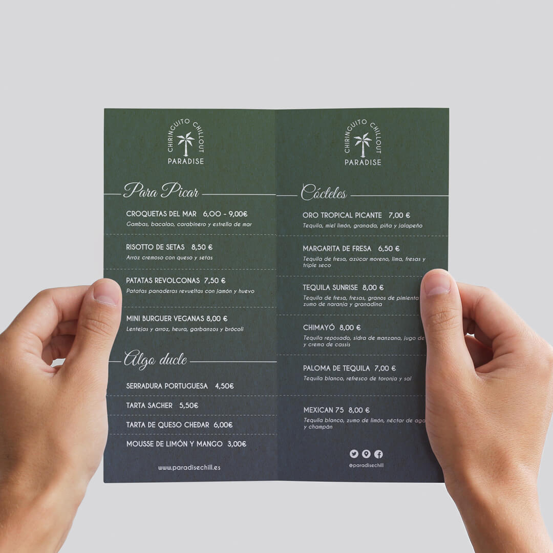 Imagen de la carta del Chiringuito Paradise, abierta por la cara de dentro, donde aparece la información de los platos, los postres y los cócteles que ofrecen con sus respectivos precios