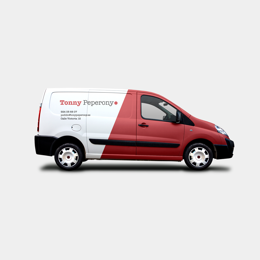 Imagen de una furgoneta pequeña vinilada con la marca y la información de contacto de la pizzería familiar Tonny Peperony, en rojo, blanco y negro.