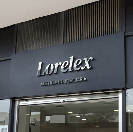 Imagen de la fachada de Lorelex, una agencia inmobiliaria, con las letras rotuladas en metal sobre una pared negra.