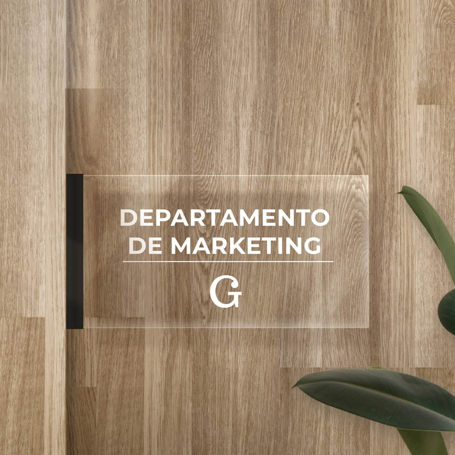 Imagen de una placa de metacrilato rectangular, colocada en la oficina, donde aparece la información de que ahí se encuentra el departamento de marketing de la empresa Arturo Gómez