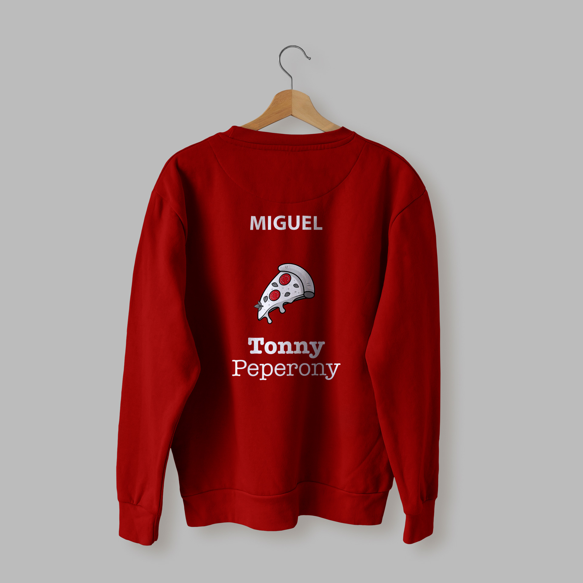 Imagen de la sudadera sin capucha de la pizzería Tonny Peperony de color rojo, rotulada con el logotipo de la empresa y la pizza, por la parte de la espalda, cubriendo toda la zona y con el nombre del trabajador
