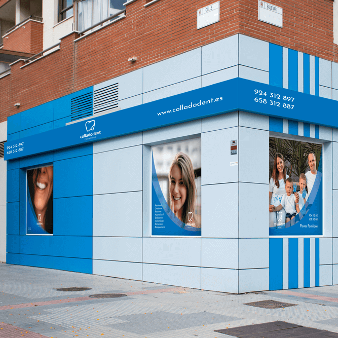 Imagen de una fachada de esquina de un dentista, rotulada sobre dibond en los tonos azules de la empresa.