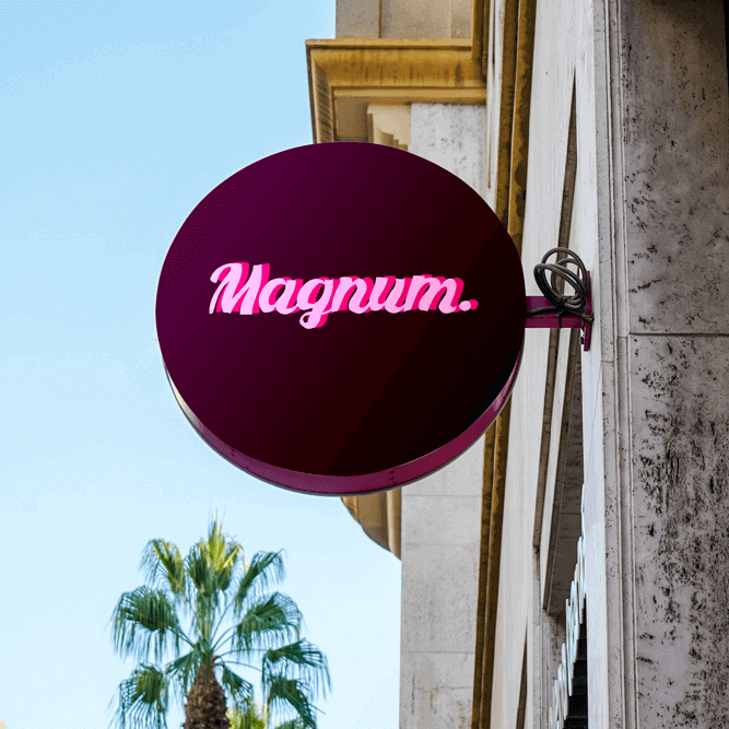 Imagen en exterior de una banderola circular luminosa de la empresa Magnum.