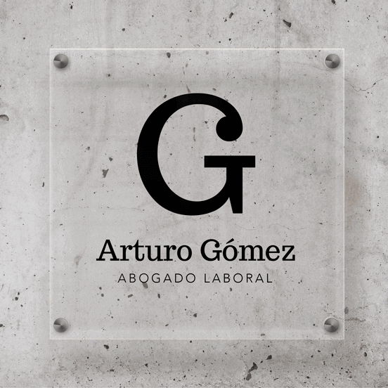 Imagen de una placa cuadrada de metacrilato con el logotipo de Arturo Gómez, un abogado laboral, impreso en el centro de la placa.