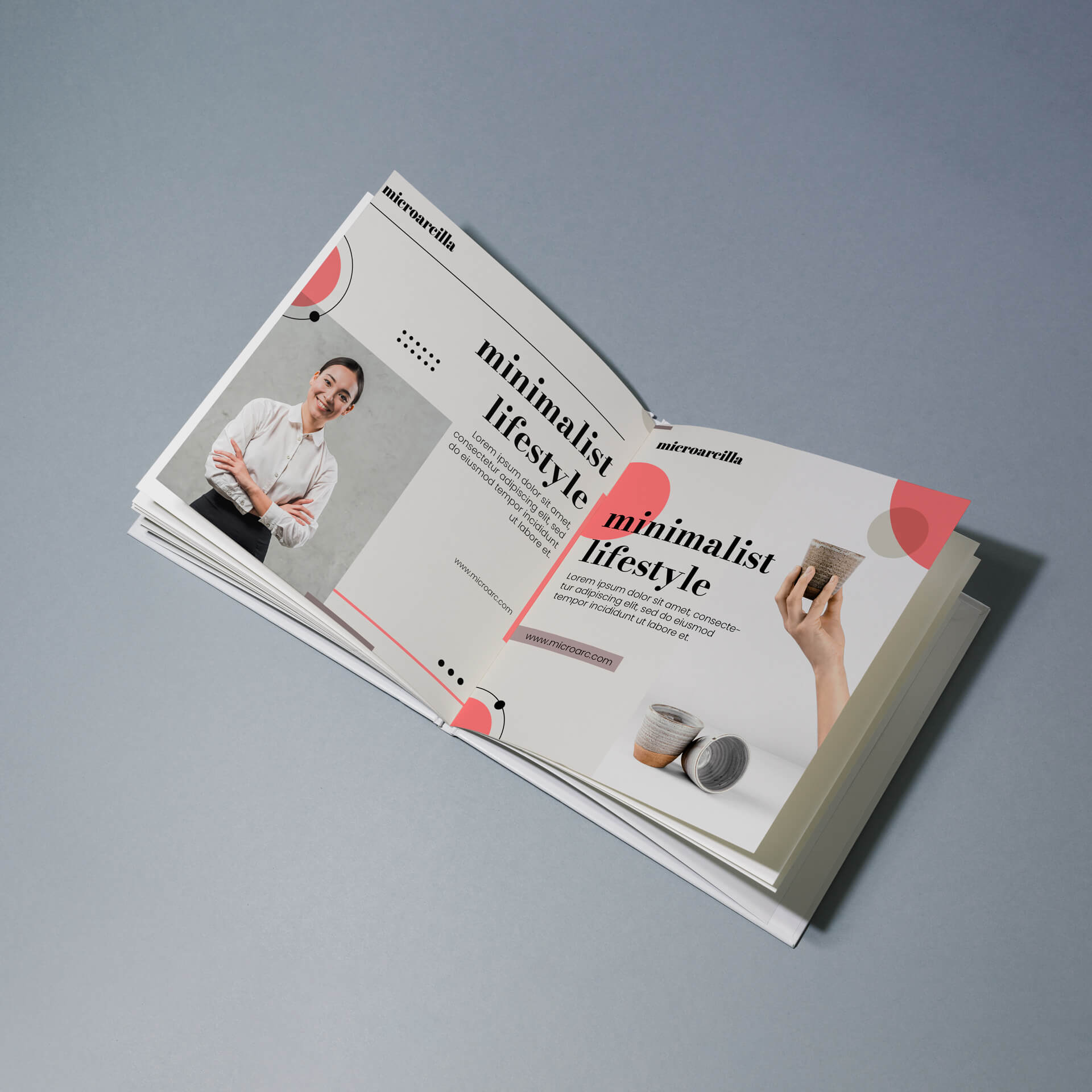Imagen de un catálogo cuadrado, encuadernado en cartoné, de la empresa microarcilla, abierto por la página del estilo minimalista.