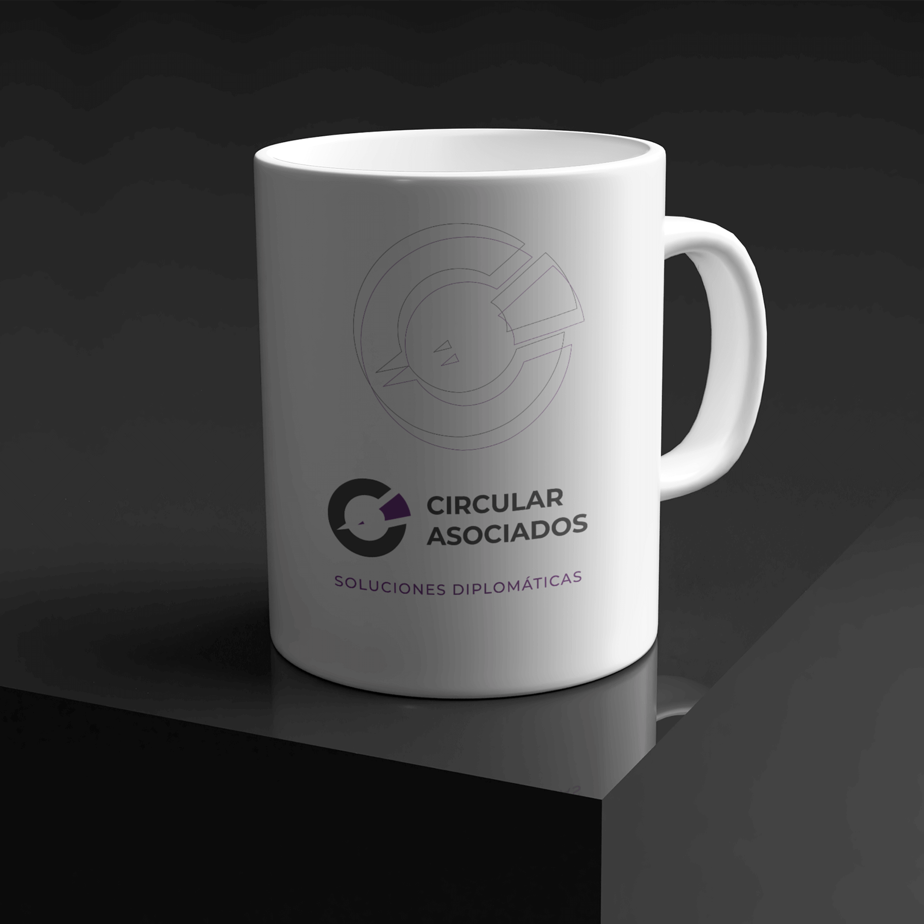 Imagen de una taza banca rotulada con el logotipo y los recursos gráficos de la empresa Circular Asociados, en sus colores corporativos: gris oscuro y morado