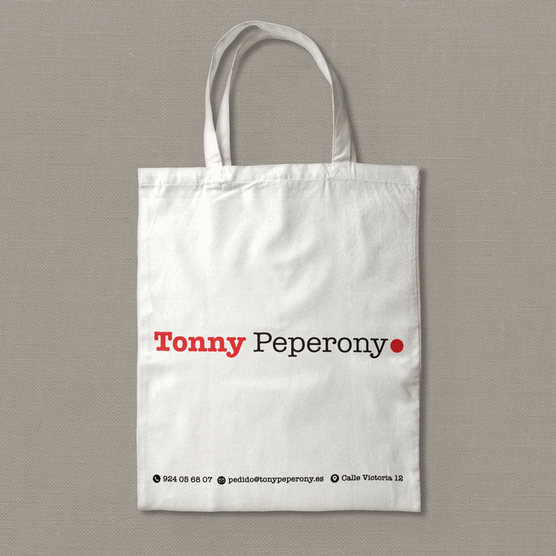 Imagen de una bolsa de tela blanca rotulada con el logotipo y la información de contacto en negro y rojo, de la pizzería Tonny Peperony.